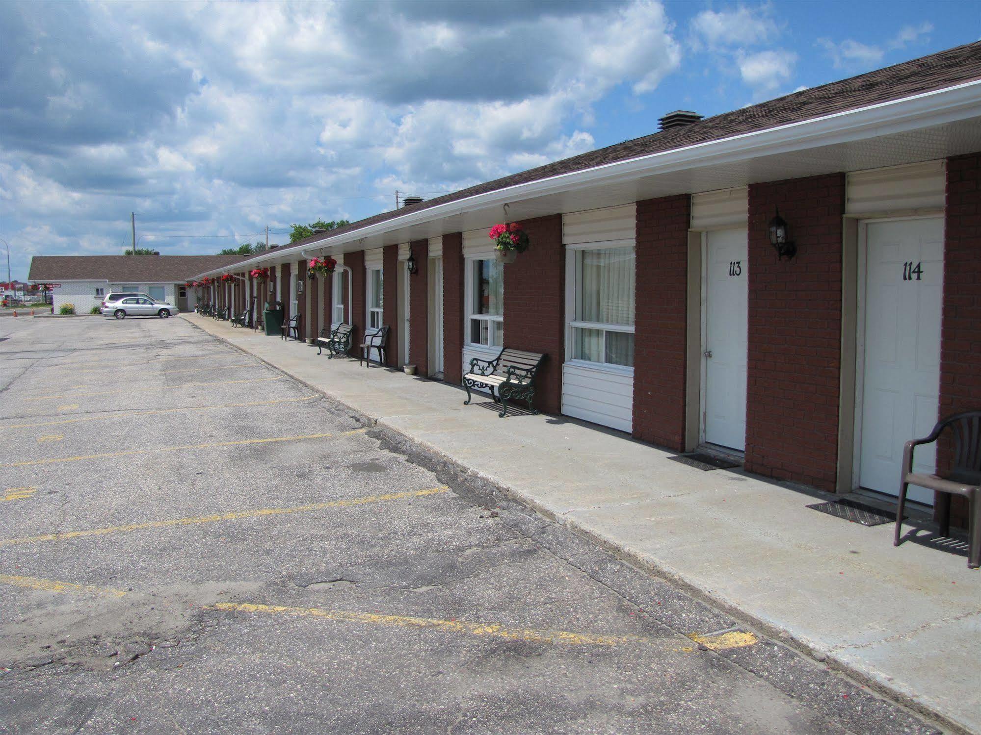 Lincoln Motel Sturgeon Falls Exteriér fotografie